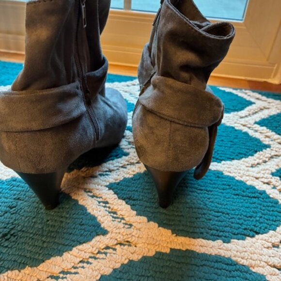 Nine West Women's Gray Faux Suede Side Zip Ankle Boots Booties Heels w Bow Sz 11 - Picture 4 of 10